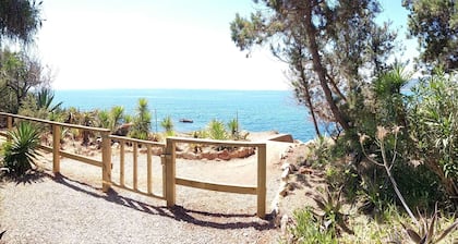 Belle villa en face de la mer. Maison en premiĂšre ligne de mer.