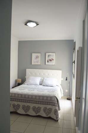 Tabla de planchar con plancha, wifi y ropa de cama 