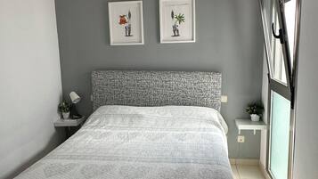 1 slaapkamer, een strijkplank/strijkijzer, wifi, beddengoed