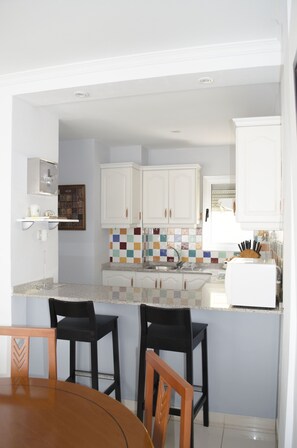 Kühlschrank, Mikrowelle, Ofen, Wasserkocher mit Kaffee-/Teezubehör