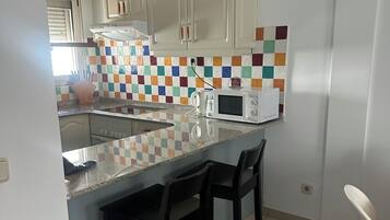 Een koelkast, een magnetron, een oven, een koffiezetapparaat/waterkoker