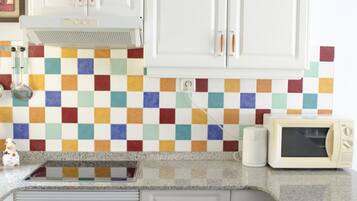 Een koelkast, een magnetron, een oven, een koffiezetapparaat/waterkoker