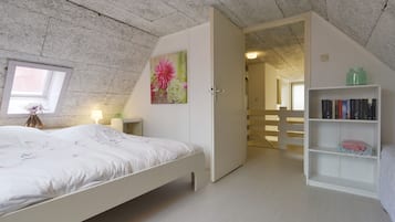3 bedrooms, in-room safe, iron/ironing board, free WiFi