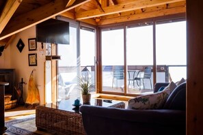 Smart-TV, Kamin, DVD-Player, Bücher