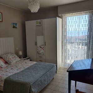 3 bedrooms, iron/ironing board, WiFi, bed sheets - F4 IN DOWNTOWN, SPACIOUS, QUIET AND SECURE. IDEALLY LOCATED. AMAZING VIEWS (Ajaccio)