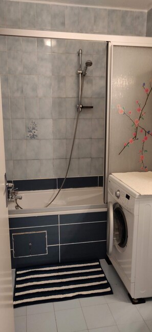 Bathtub, towels, soap, toilet paper - F4 IN DOWNTOWN, SPACIOUS, QUIET AND SECURE. IDEALLY LOCATED. AMAZING VIEWS (Ajaccio)