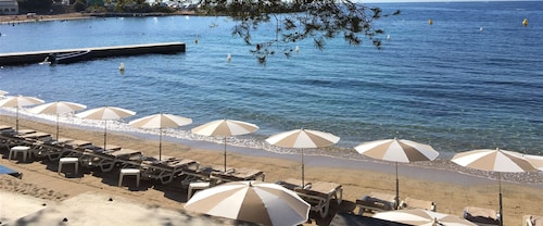 Appartement 2 chambres, villa de charme à 50m de la plage / wifi-climatisation