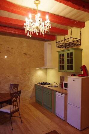 Geladeira, micro-ondas, cooktop, lava-louças