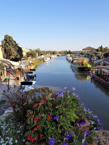 Villagehouse, AC, pool, unoverlooked patio, stores restaurants walking distance