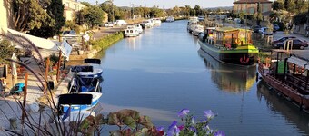 Villagehouse, AC, pool, unoverlooked patio, stores restaurants walking distance