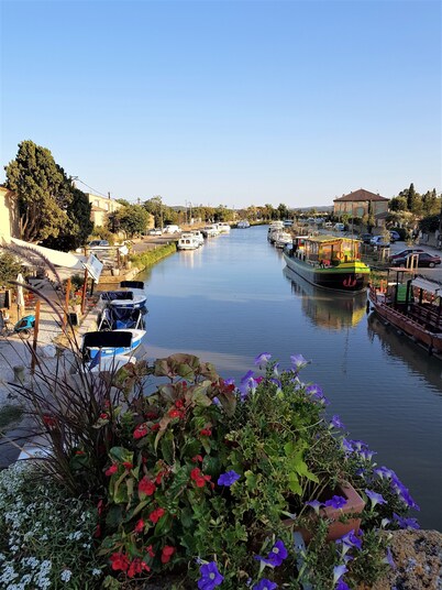 Villagehouse, AC, pool, unoverlooked patio, stores restaurants walking distance