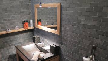Dusche, kostenlose Toilettenartikel, Haartrockner, HandtĂŒcher