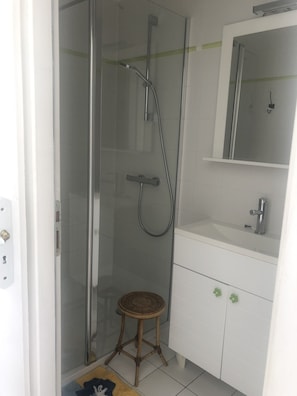 Dusche, Haartrockner, Handtücher
