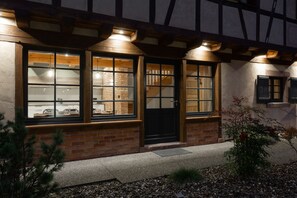Exterior detail - Magnificent XVIIIth century farmhouse, in the heart of the Alsace vineyard. (Epfig)