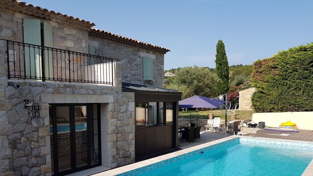 A stone building with a swimming pool, outdoor furniture, and a pergola with umbrellas. - Mas Mougins, near Cannes, very bright with quality fittings (Mougins)