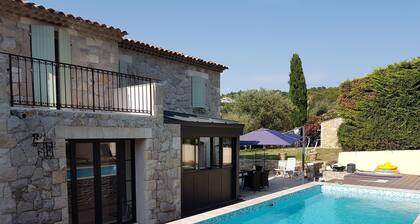 Upea kunnostettu maalaistalo erittäin valoisa laadukkaiden palvelujen ja näkymien kanssa