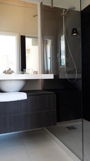 Een douche, een haardroger, handdoeken, zeep