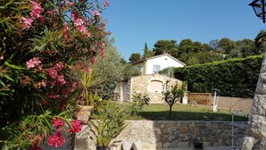 A stone house with a garden, a stone wall, and a metal grill. - Mas Mougins, near Cannes, very bright with quality fittings (Mougins)