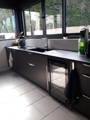 Kühlschrank, Mikrowelle, Ofen, Herdplatte