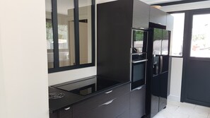 Frigorífico, microondas, horno y placa de cocina