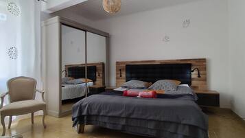 3 bedrooms, desk, iron/ironing board, WiFi