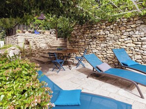 Outdoor dining - Gite le chat rouge. Charming LOFT. The most beautiful villages in France. (Robion)