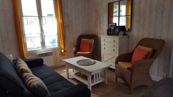 Fernseher, DVD-Player, Bücher