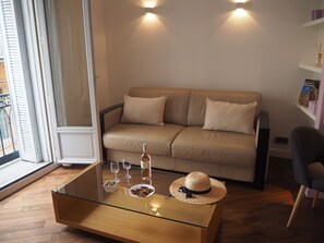 スマートテレビ、DVD プレーヤー、書庫、ミュージックライブラリ