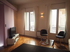 Smart TV, DVD player, livros, biblioteca musical