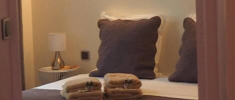 1 Schlafzimmer, Schreibtisch, Bügeleisen/Bügelbrett, Reisekinderbett