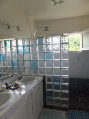 Dusche, Haartrockner, Handtücher, Toilettenpapier