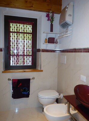 Douche, sĂšche-cheveux, bidet, savon