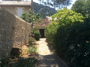 Property grounds - Beautiful Provencal house, French billiards and swimming pool - 8 people (Robion)