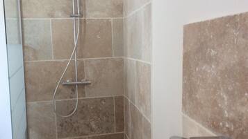 Een bad, een haardroger, een bidet, handdoeken