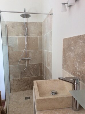 Bathtub, hair dryer, bidet, towels