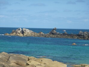 På stranden, solsenger og strandhåndklær