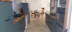 Fridge, microwave, oven, stovetop - 2 independent cottages for rent, sleeps 6, ideal for 4  (Draguignan)