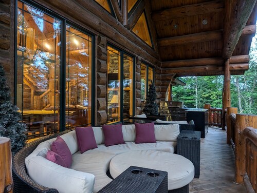 Luxury Custom Built Log Cabin with indoor pool and spa on Lake Michigamme