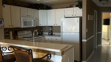 Een koelkast, een microgolfoven, een kookplaat, een vaatwasser