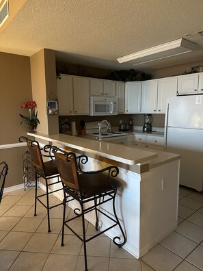 Fridge, microwave, stovetop, dishwasher