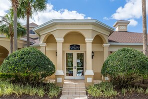 Exterior - Luxurious Mickey Themed Condo - Kids Will Love It! Only 2 Miles to Disney! (Kissimmee)
