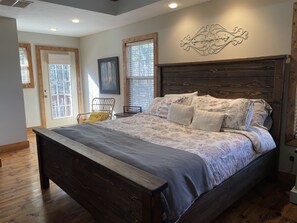 3 bedrooms, iron/ironing board, travel crib, free WiFi - Sleeps 12, Pool, Marina, Quiet Side of Table Rock (Cassville)
