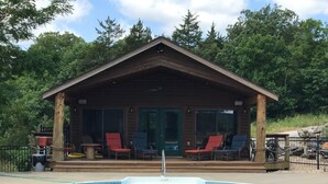 A wooden cabin with a pool, surrounded by trees. - Sleeps 12, Pool, Marina, Quiet Side of Table Rock (Cassville)