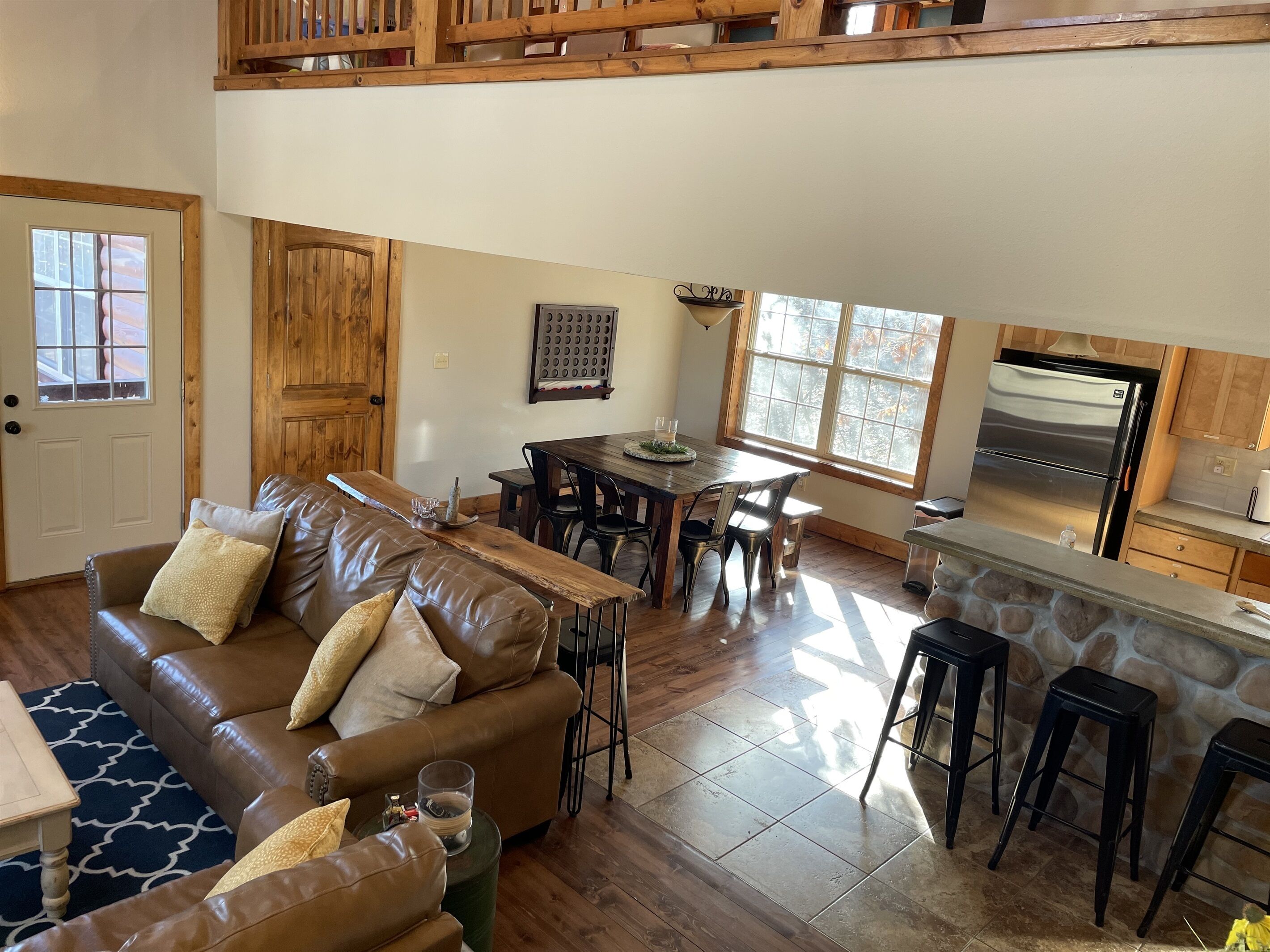 Televisión, chimenea, reproductor de DVD y libros 