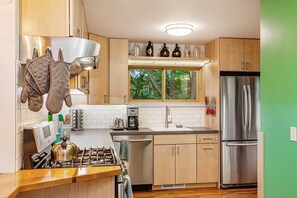 冷蔵庫、電子レンジ、オーブン、コンロ