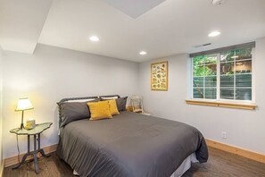 3 室のベッドルーム、セーフティボックス (室内)、デスク、アイロン / アイロン台