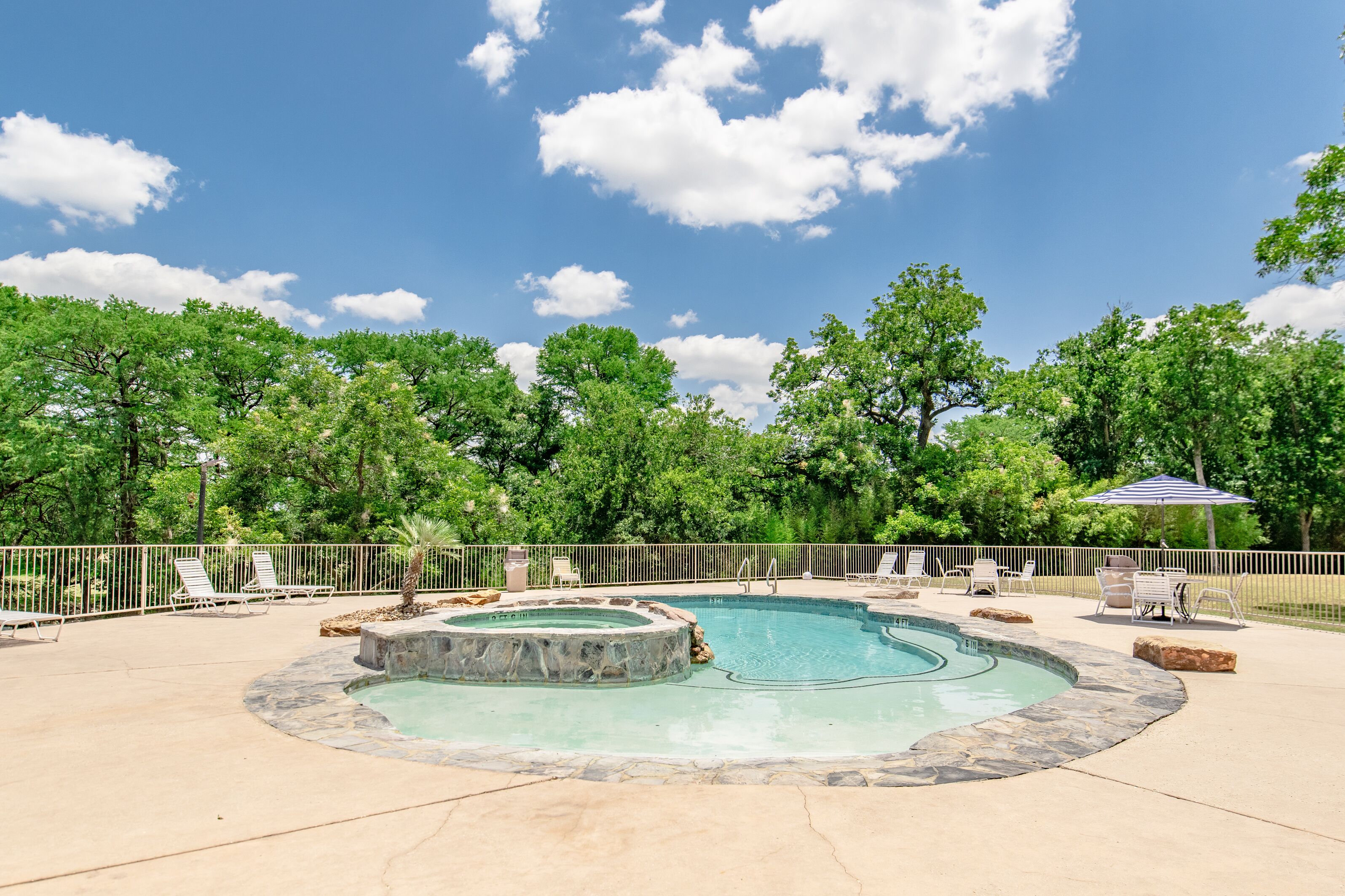 Een buitenzwembad, een verwarmd zwembad