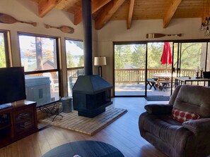 Smart TV, fireplace, DVD player, table football - BEAUTIFUL LAKE VIEW, 5min walk to Village! (Big Bear Lake)