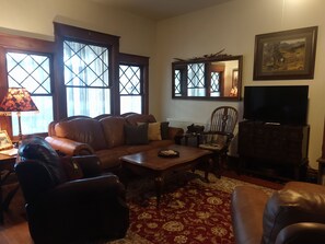 Smart TV, video games, DVD player, books - Thee Forks Mt. Historic 1910 Bryant Hotel 28 Minutes From Bozeman Montana (Three Forks)