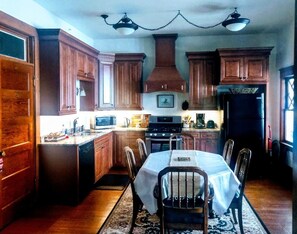Fridge, microwave, oven, stovetop - Thee Forks Mt. Historic 1910 Bryant Hotel 28 Minutes From Bozeman Montana (Three Forks)